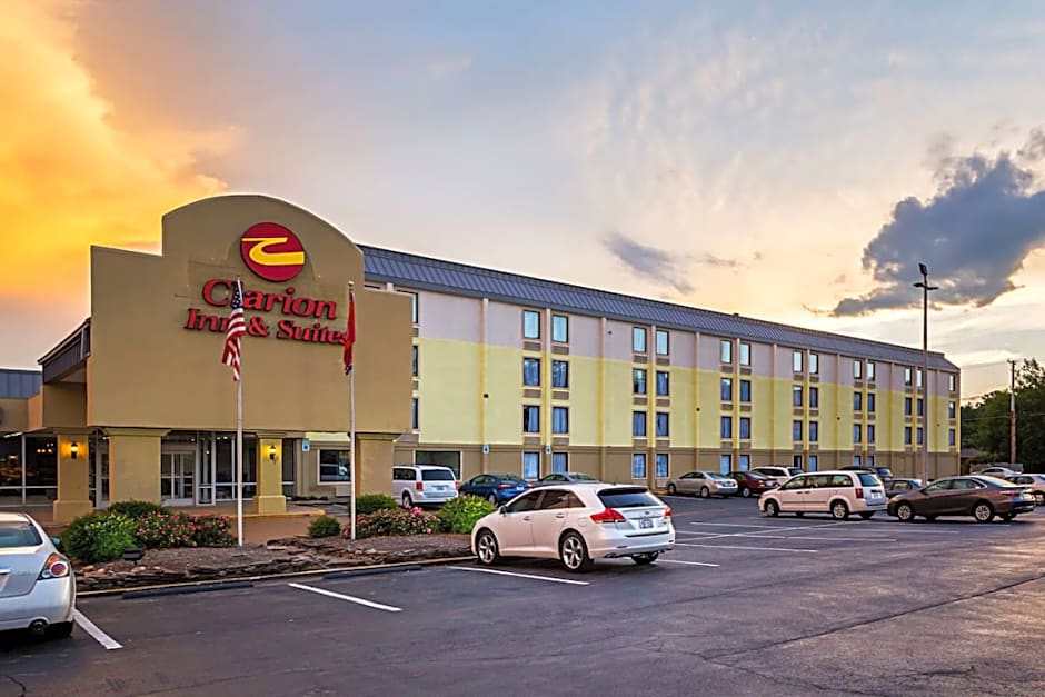 Clarion Inn & Suites Near Downtown