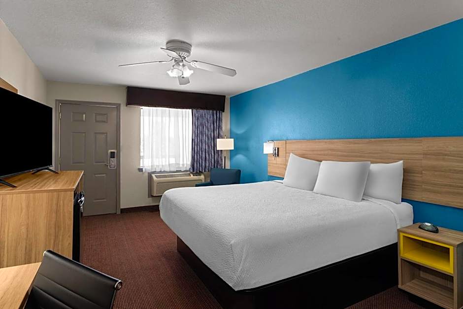 Days Inn by Wyndham Pratt