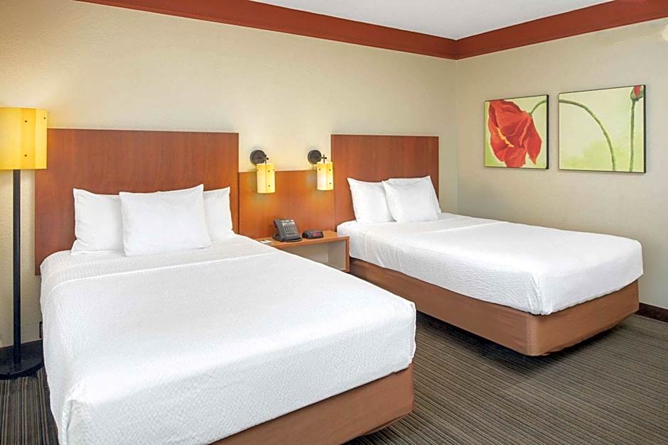 La Quinta Inn & Suites by Wyndham Atlanta Ballpark/Galleria