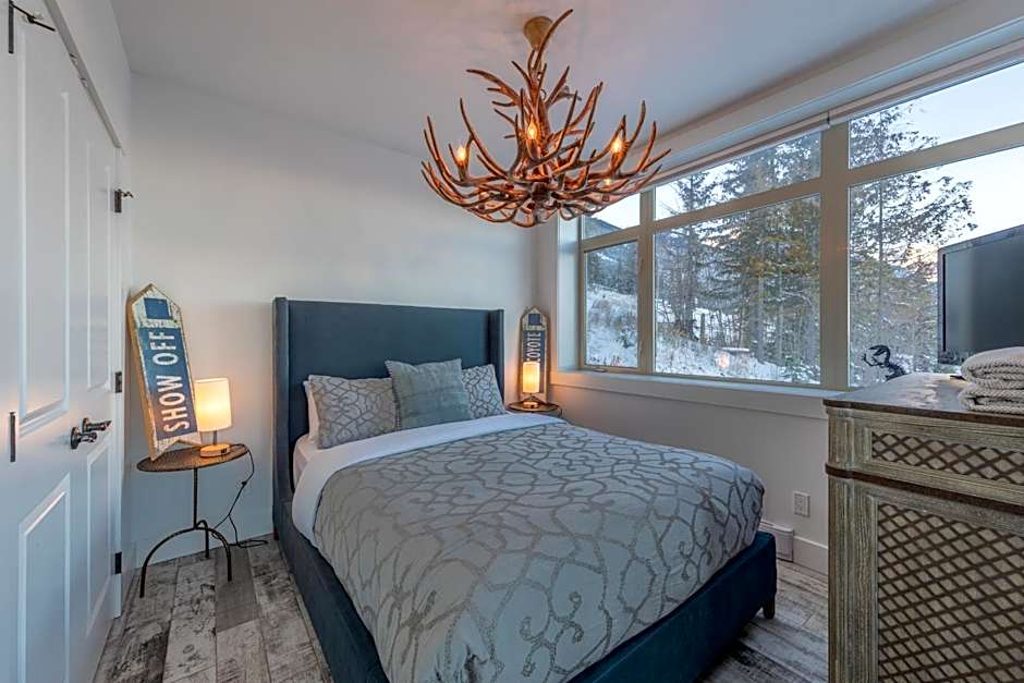 Fully Renovated Ski-in/out Loft with Private Hot Tub!