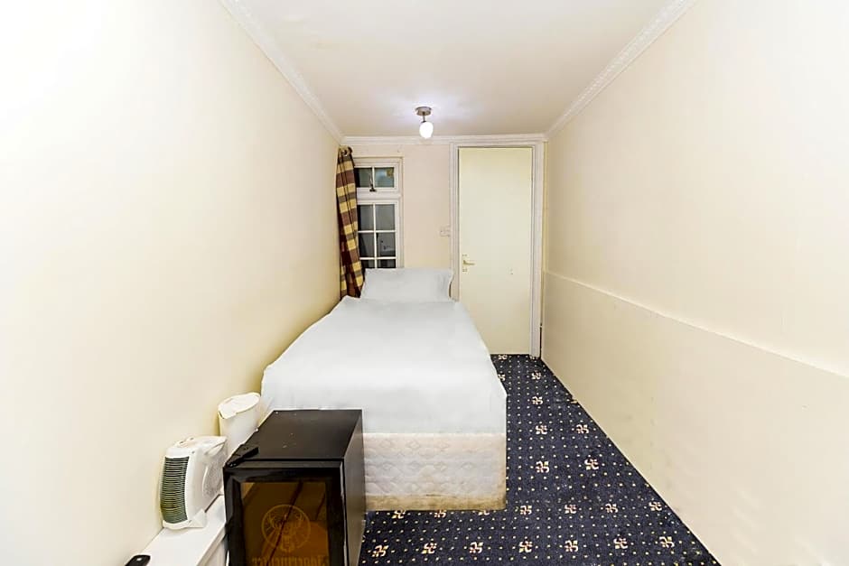 OYO Old Oak Tree Inn