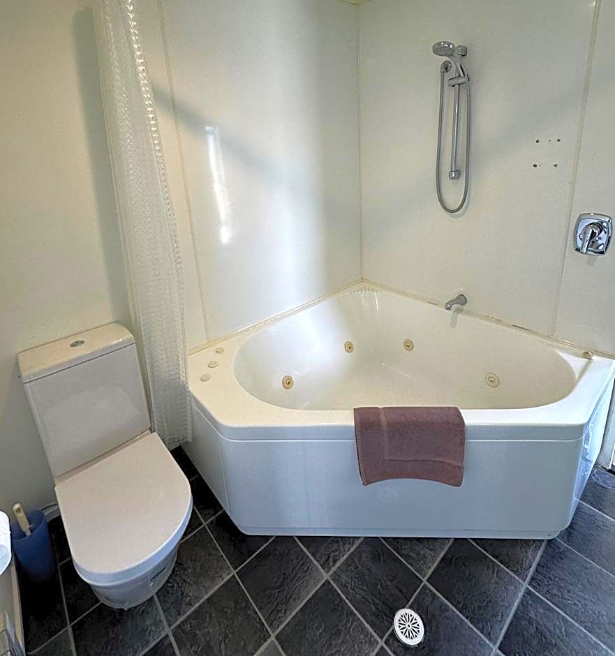 Baycourt Lakefront Motel