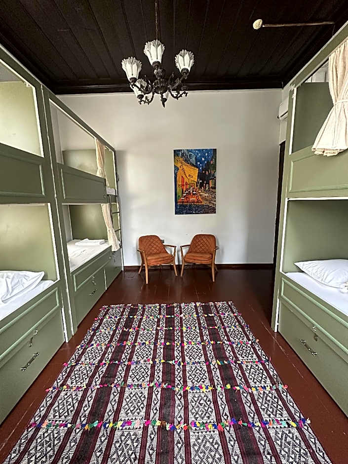 Lords Hostel & Pub – Antalya, NJ
