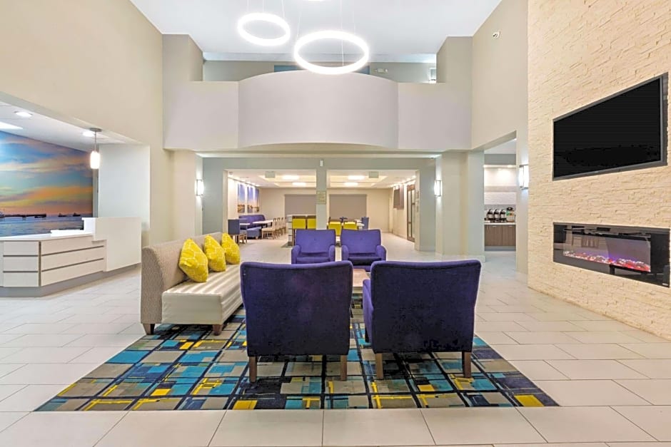 La Quinta Inn & Suites by Wyndham NE Long Beach/Cypress