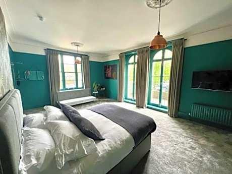 Deluxe Double Room (2 Adults + 1 Child)