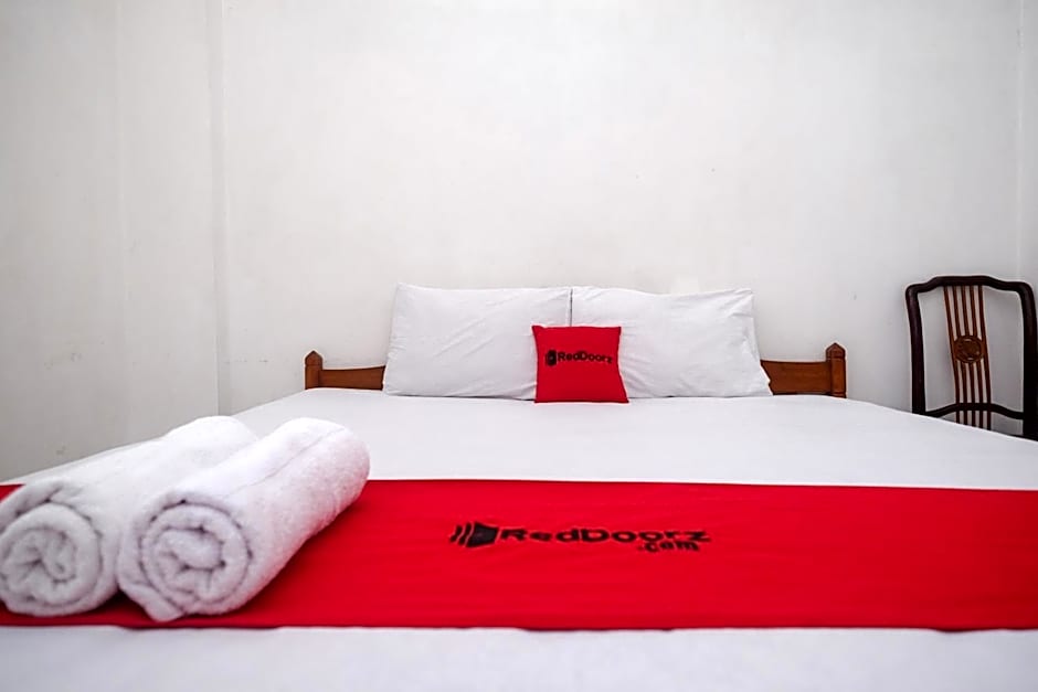 RedDoorz at H&W Hotel Solo