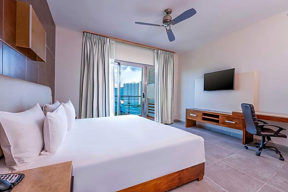 Krystal Urban Cancun-Malecon