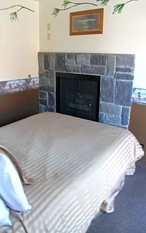 Queen Suite with Spa Bath - Accessible