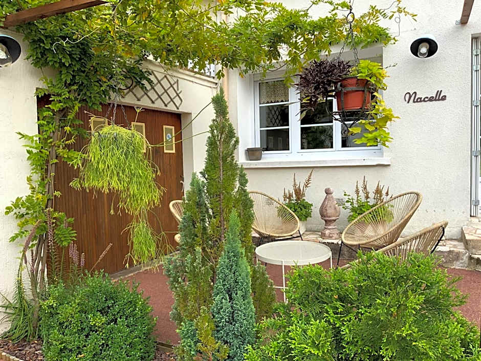 Guest House "Près des Montgolfières"