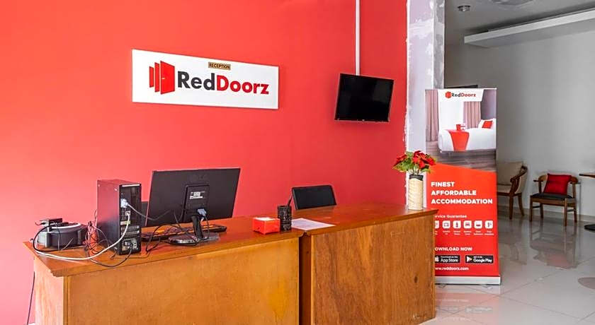 RedDoorz near Siloam Karawaci 3