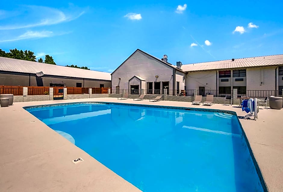 Clarion Pointe Marshall