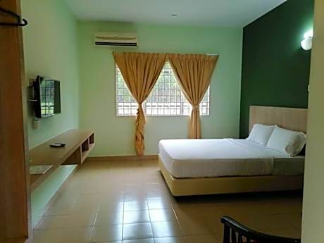 Standard Queen Room