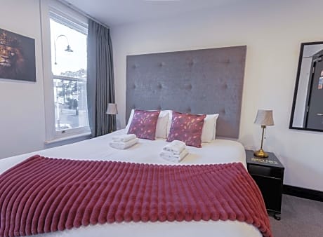 Superior-Double or Twin-Ensuite with Shower-Street View