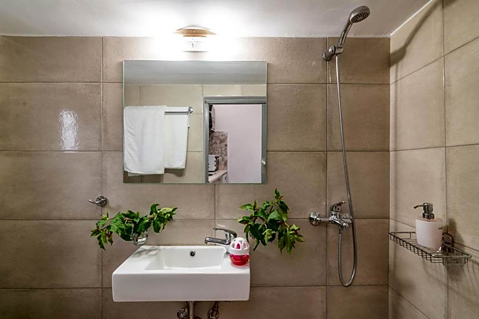 Kokkinos Studios With Pool & Sea View, by ZanteWize