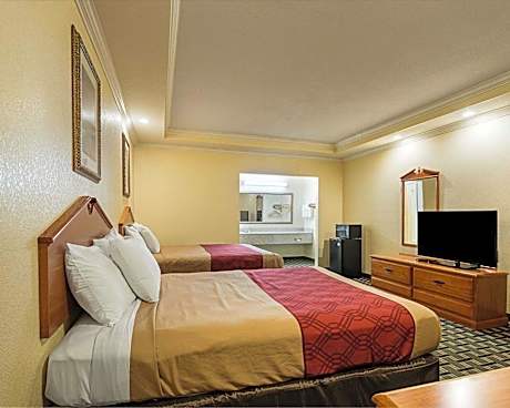 Queen Room with Two Queen Beds - Smoking