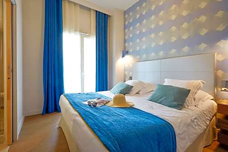 Two-Bedroom Apartment - Street Side (6 People) - Capitanierie Buildings