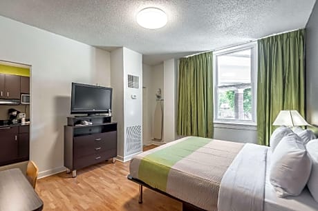 1 Queen Bed Nonsmoking