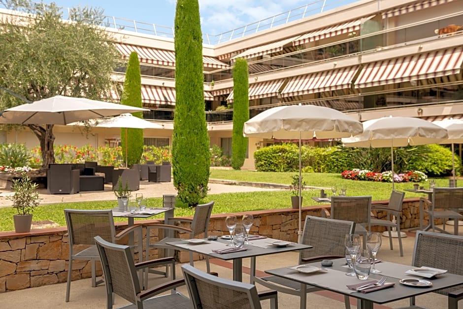 Hotel The Originals Residence Les Strelitzias