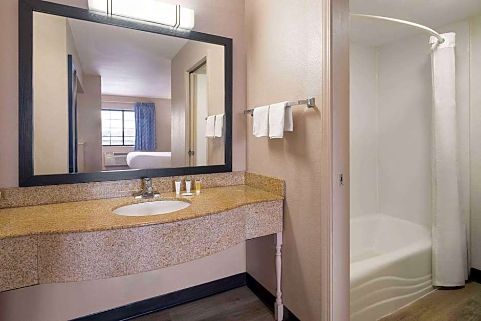 Days Inn & Suites by Wyndham Kokomo