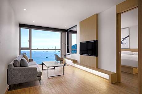 1 Bedroom Deluxe Suite, 1 King, Ocean View, High Floor