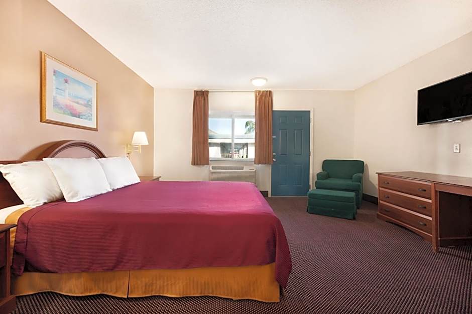 Travelodge by Wyndham Bakersfield