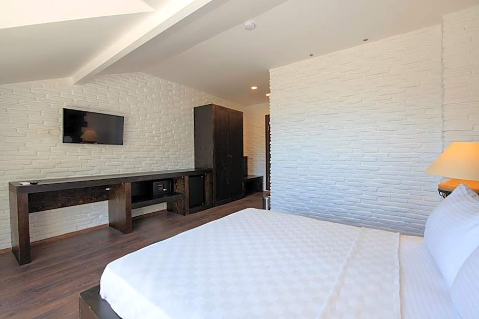 Manaspark Deluxe Hotel