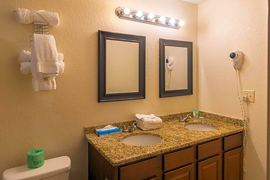 Cottonwood Suites Savannah Hotel & Conference Center