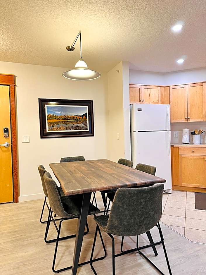 W463 Canmore 2BD 2BT, AC, MT view, Central Location
