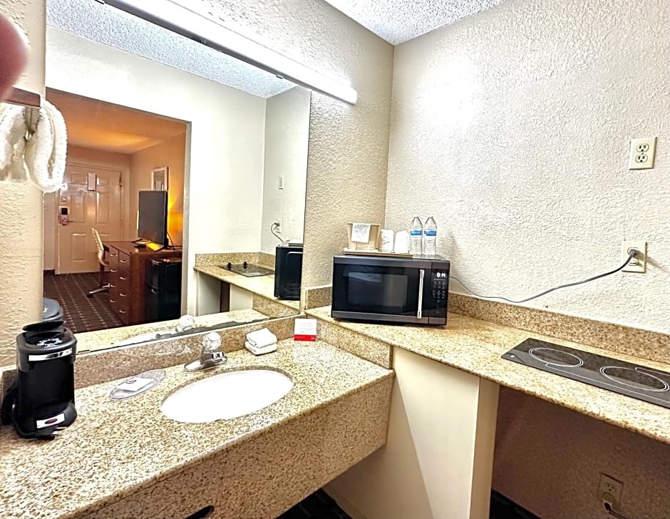Days Inn & Suites by Wyndham Bossier City