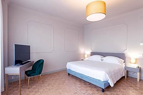 Panorama Partial Sea View