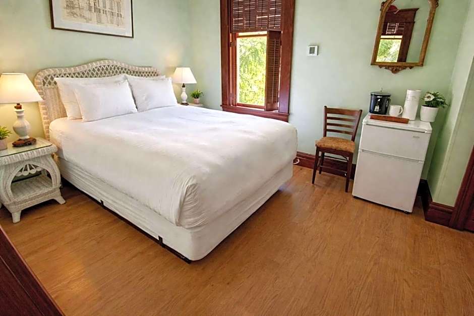 Classic Queen - Curry Mansion with Heated Pool