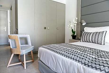 Junior Suite with Side Sea View and Sharing Pool - Annex