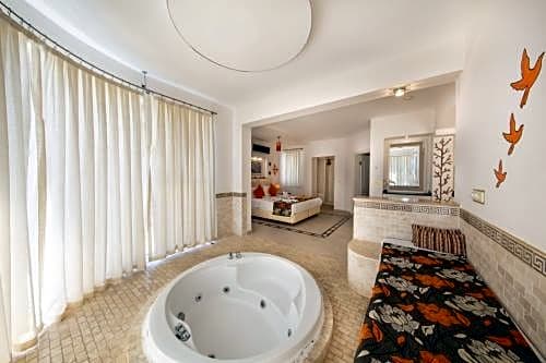 Golden Life Heights Deluxe Suite Hotel - Adult Only