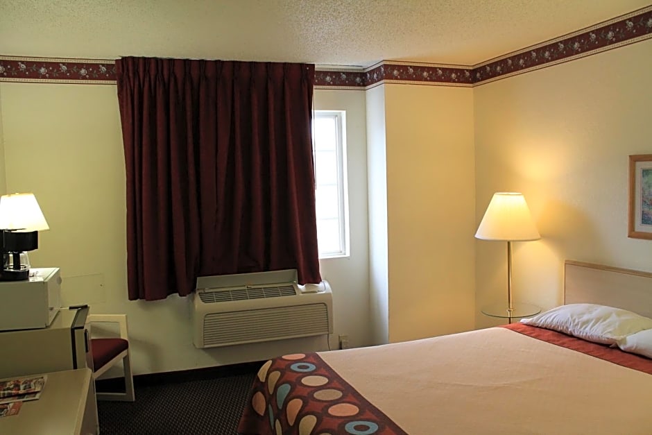 Super 8 by Wyndham San Antonio/Fiesta