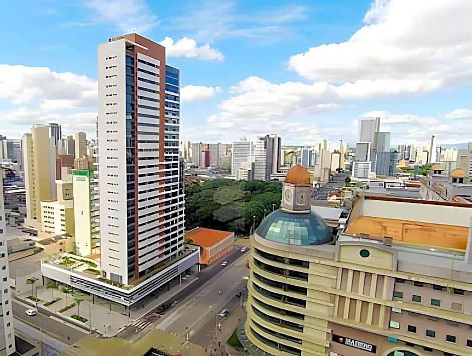 Apto em frente ao shopping com piscina aquecida