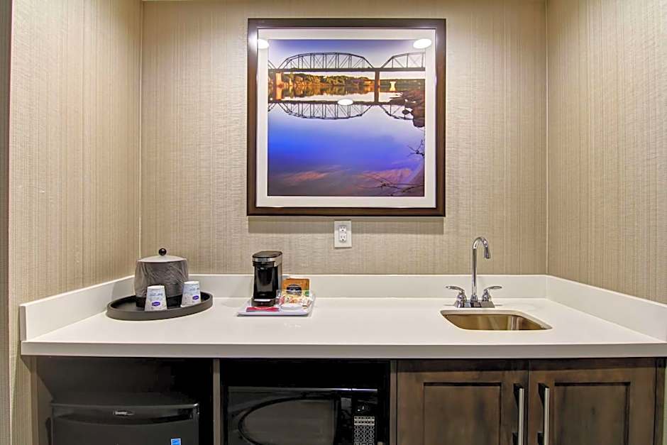 Hampton Inn & Suites by Hilton Saskatoon Airport