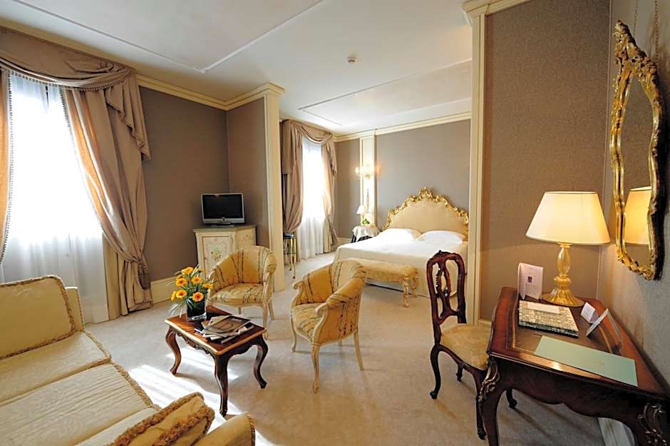 Photo 1 of 4 of Deluxe Grand Suite, Canal View