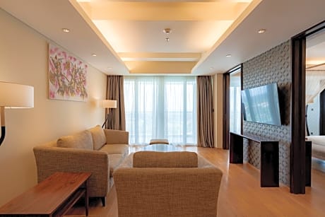 1 Bedroom Larger Suite, 1 King, Bay view, Balcony