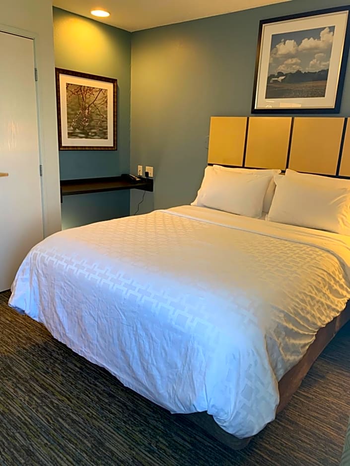 Candlewood Suites Fargo-North Dakota State University By IHG