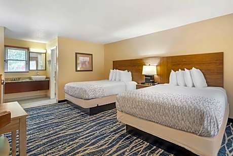 Queen Room with Two Queen Beds and Mountain View