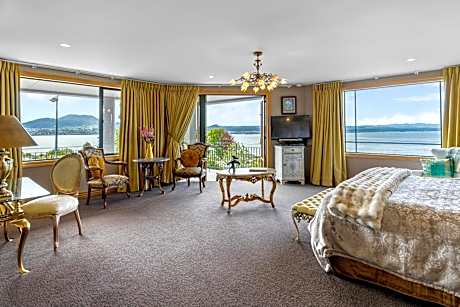 Deluxe King Suite with Spa Bath