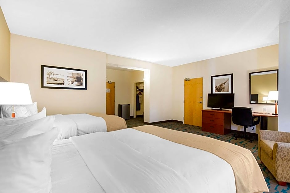 Gateway Hotel & Suites, an Ascend Hotel Collection Member