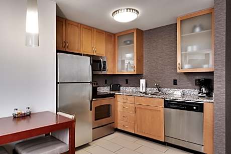 One-Bedroom King Suite with Sofa Bed and Adapted Tub - Mobility Accessible