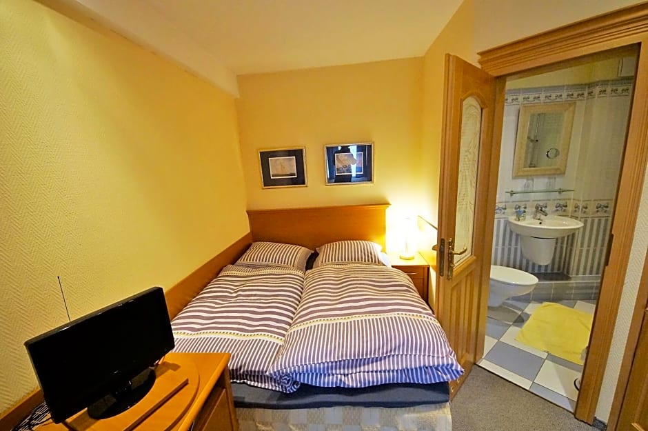 Yacht- , und Reisemobilhafen "Historisches Fährhaus" Wendenschloss