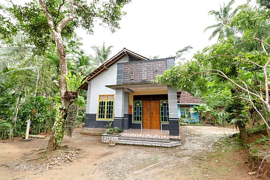 Photo 1 of 29 of Jemakir Homestay