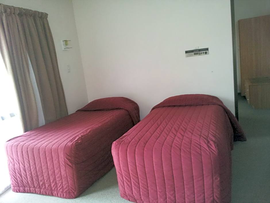 Ace High Motor Inn