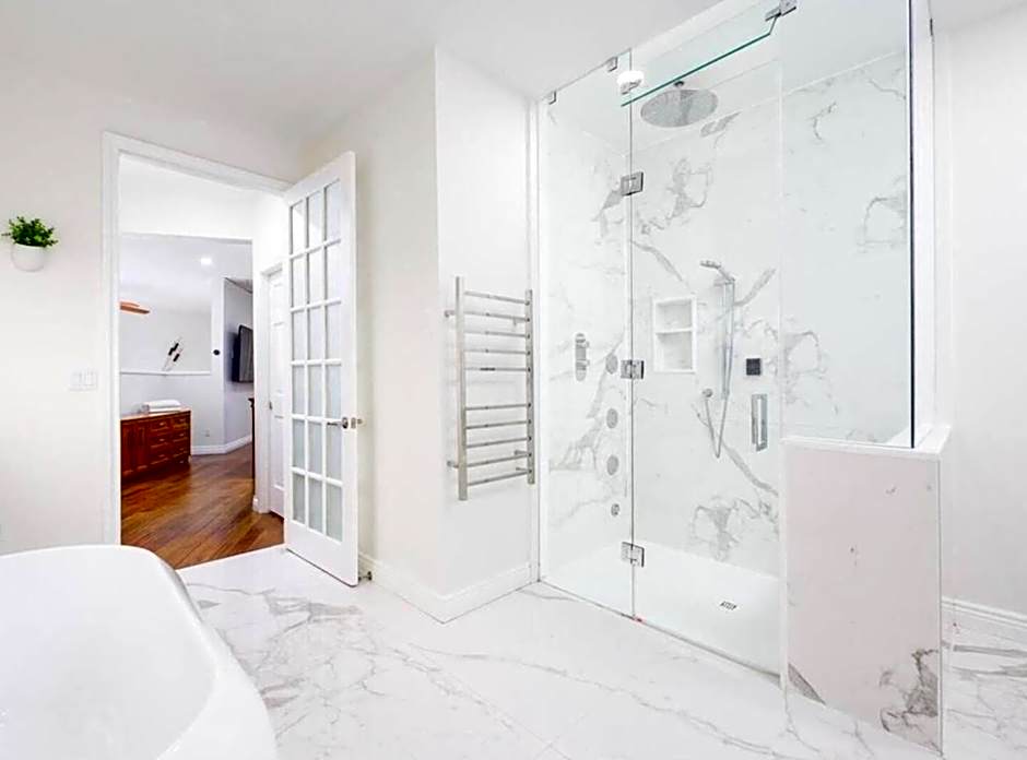 Stunning waterfront w spa dog run