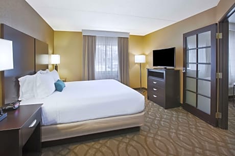 SUITE-1 KING BED,NSMK,SEP BEDROOM,KITCHENETTE,SOFABED,FULL BREAKFAST