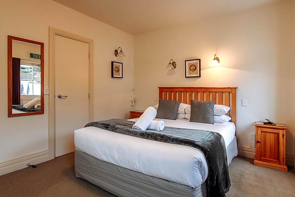 The Grand Hotel & Bar - Akaroa