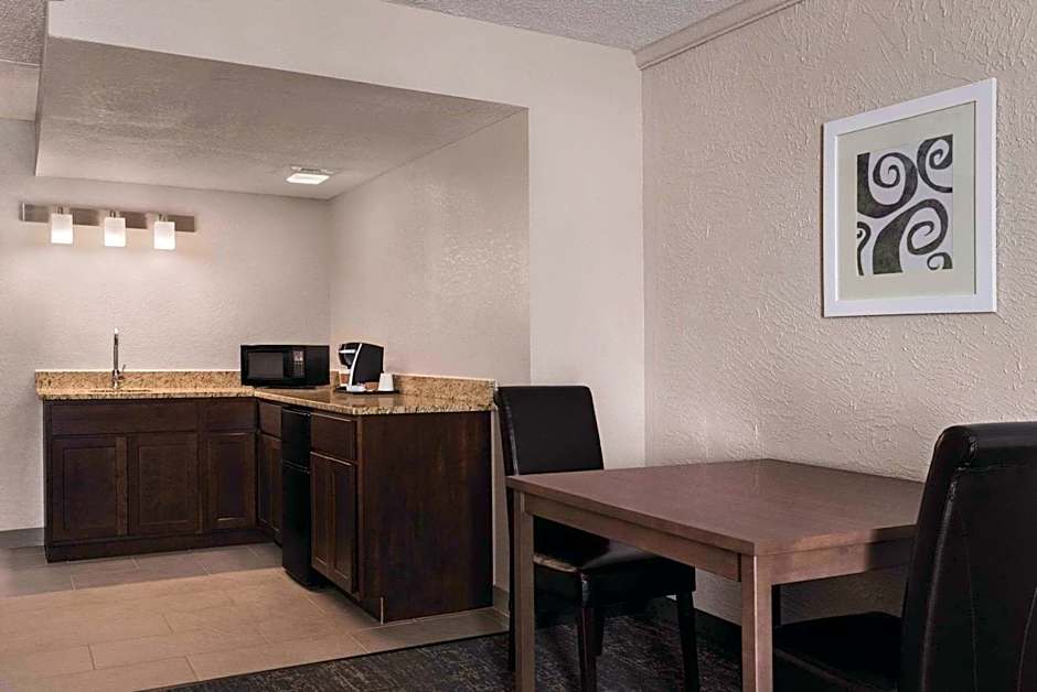 Country Inn & Suites by Radisson, Mt. Pleasant-Racine West, WI